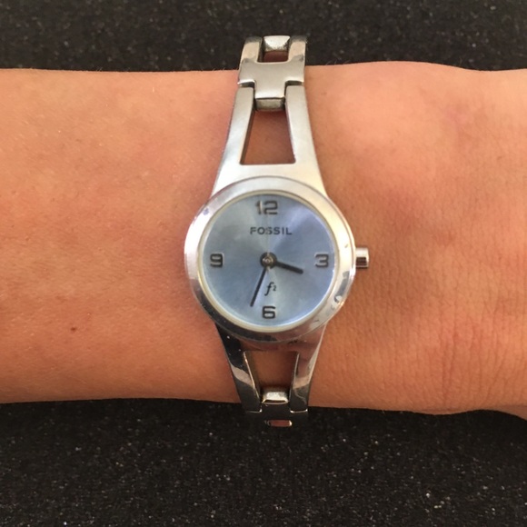 💕Fossil F2 Women’s Round Faced Pearl Blue Watch - Picture 2 of 8